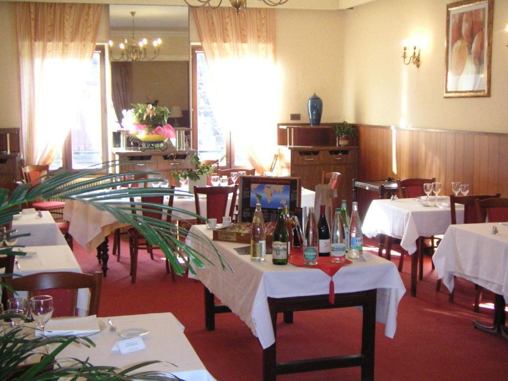 Les Negociants Hotell Pontgibaud Exteriör bild